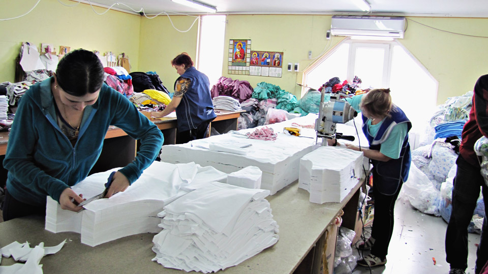 Фабрика пошива оптом. Швейный цех. Фабрика пошива одежды. Массовое производство одежды. Швейная промышленность.