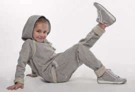 Лучшая детская одежда для осени – спортивные костюмы из трикотажа